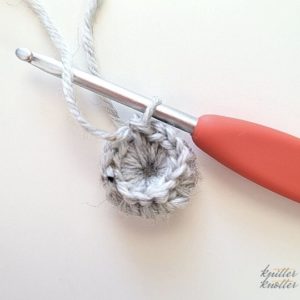 How to crochet a button in 5 minutes - Free pattern! - KnitterKnotter
