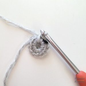 How to crochet a button in 5 minutes - Free pattern! - KnitterKnotter