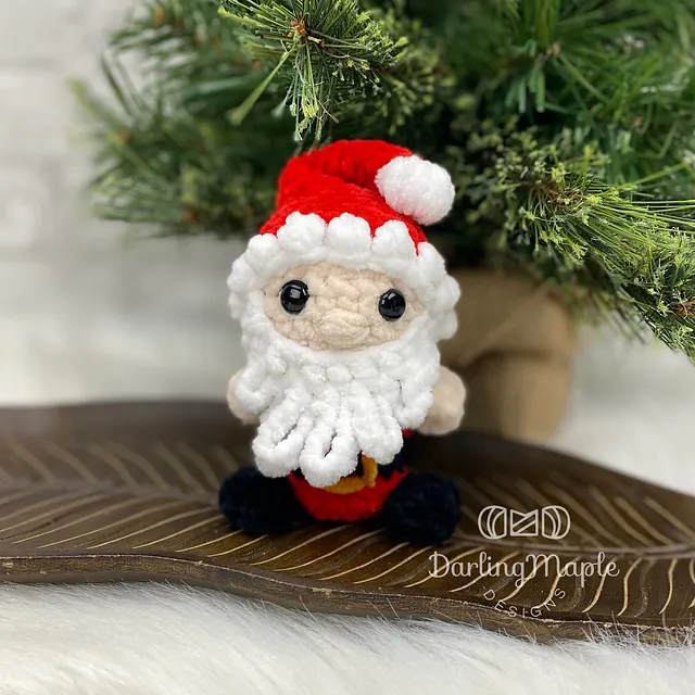 Lil' Loops Free Crochet Santa Pattern by Darling Maple Designs